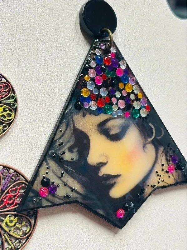 Boucles d’oreilles dépareillées multicolores et noires – photo 3